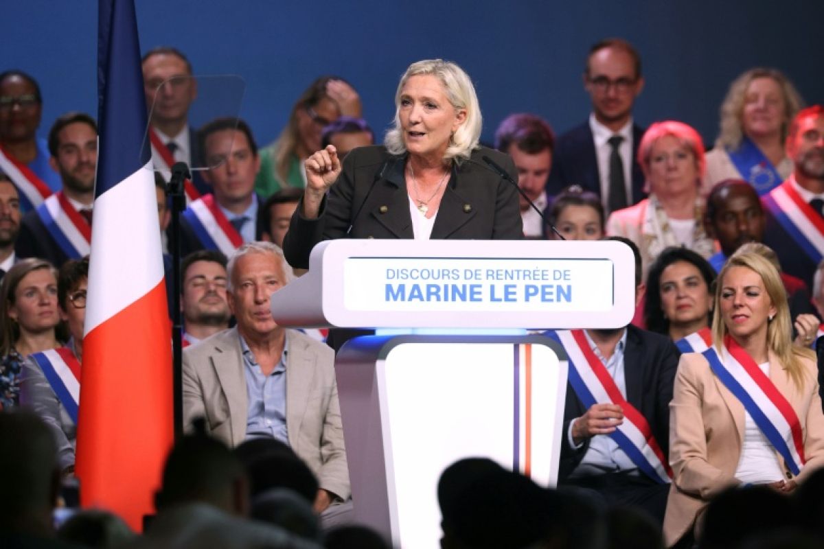 Marine Le Pen promet de réserver le logement social aux Français