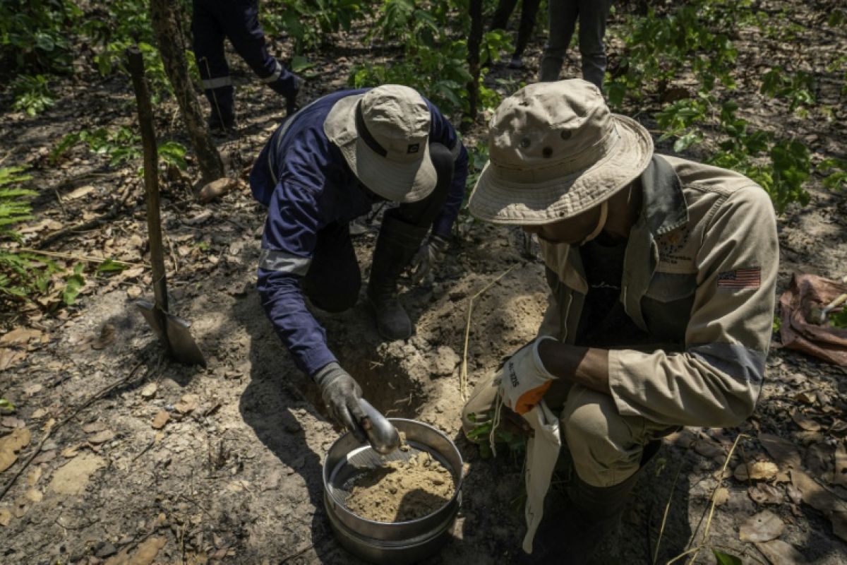 En RDC, des géologues secondés par l'intelligence artificielle partent chasser le lithium face aux géants chinois