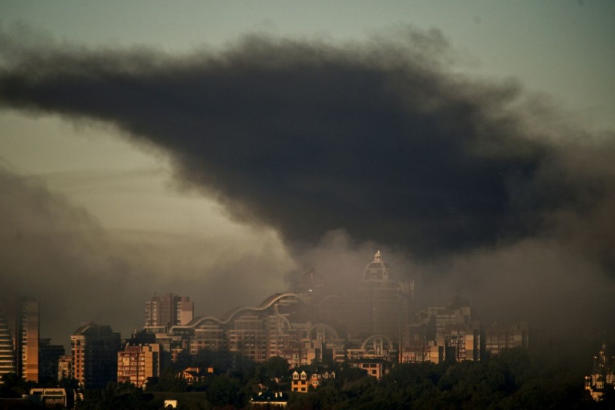 Au moins sept morts en Ukraine, les frappes russes visent routes, rails et navires