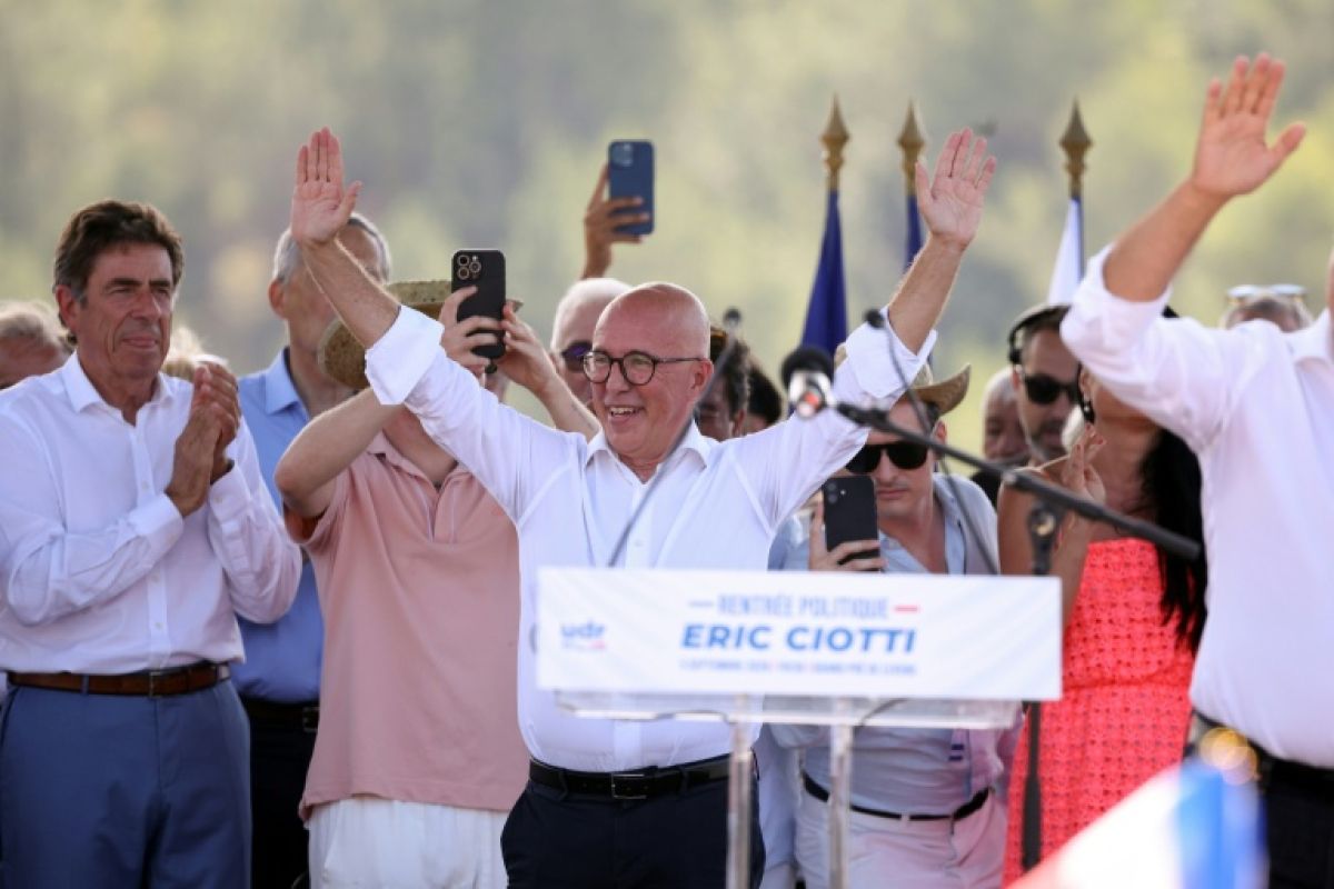 Éric Ciotti tend la main à Marine Le Pen pour la présidentielle de 2027