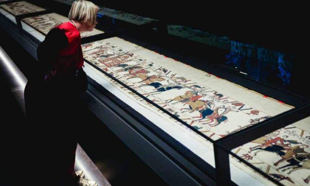 La tapisserie de Bayeux débarque à Londres et affole tout le Royaume-Uni