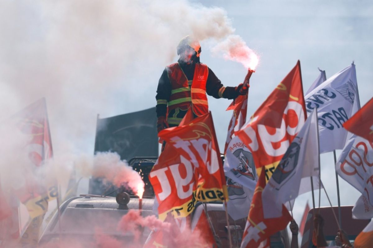 Les pompiers défilent à Paris pour réclamer des moyens, pas des promesses