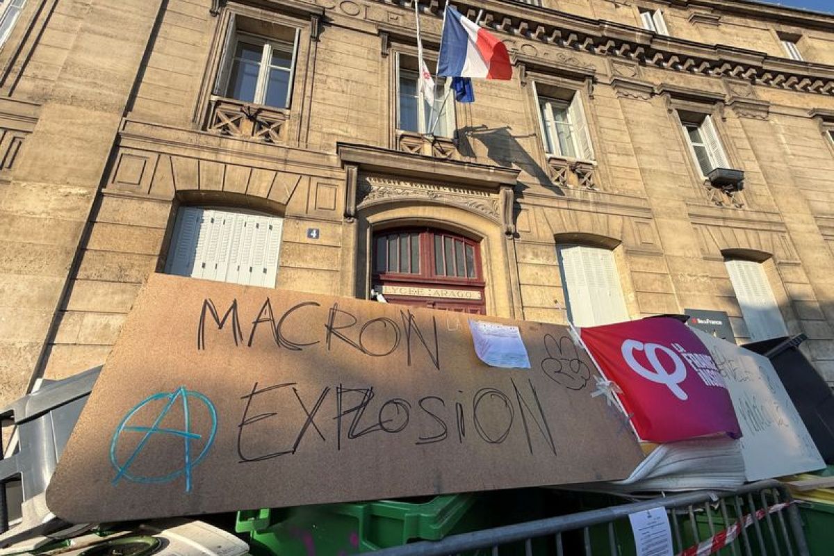 Macron tend la main aux lycéens en colère et ferme la porte aux violences