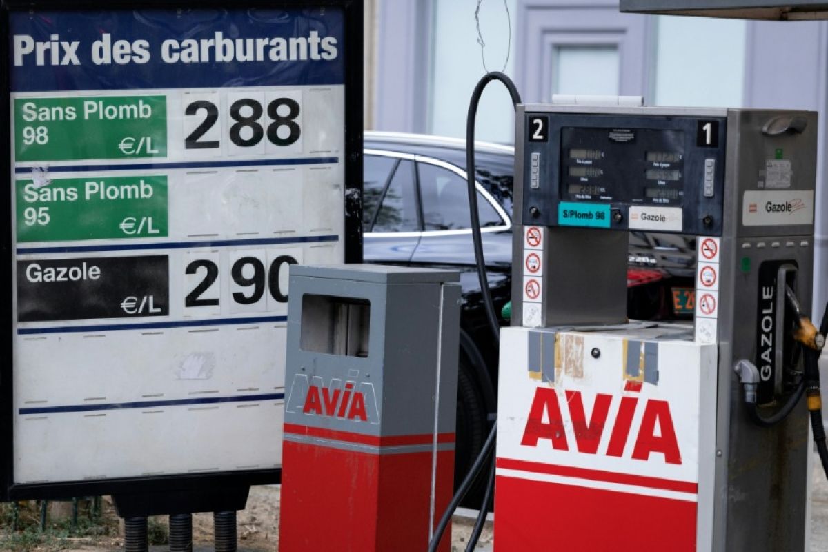 À la pompe, la facture ne baisse pas et l'exécutif passe à l'action