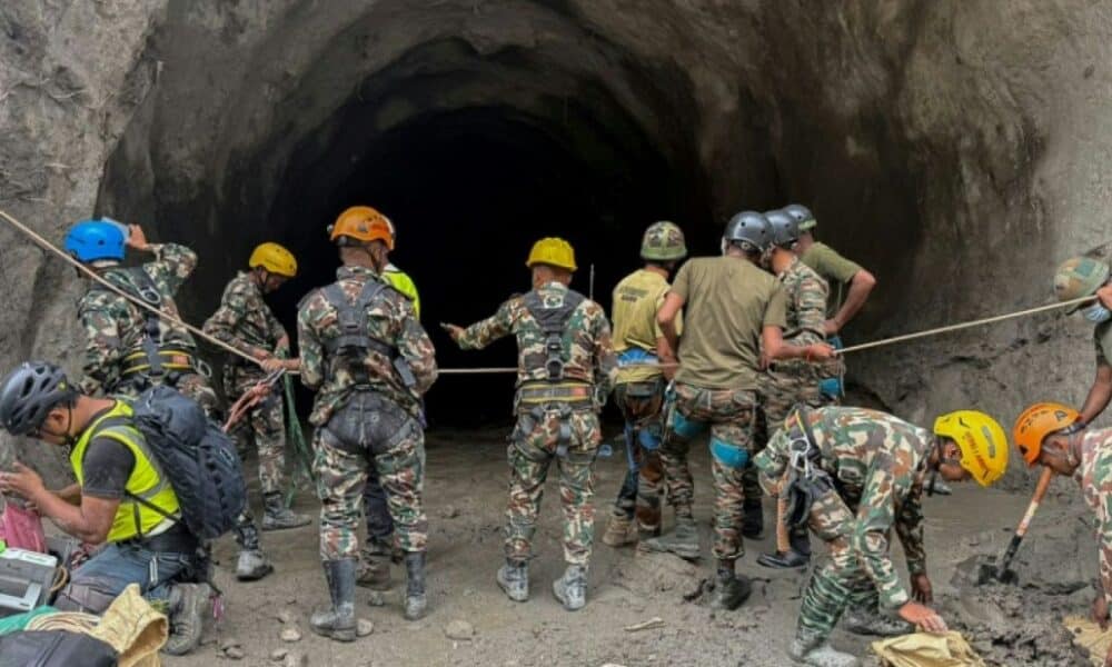 Au Népal, les sauveteurs refusent de renoncer à retrouver des vivants dans les tunnels engloutis