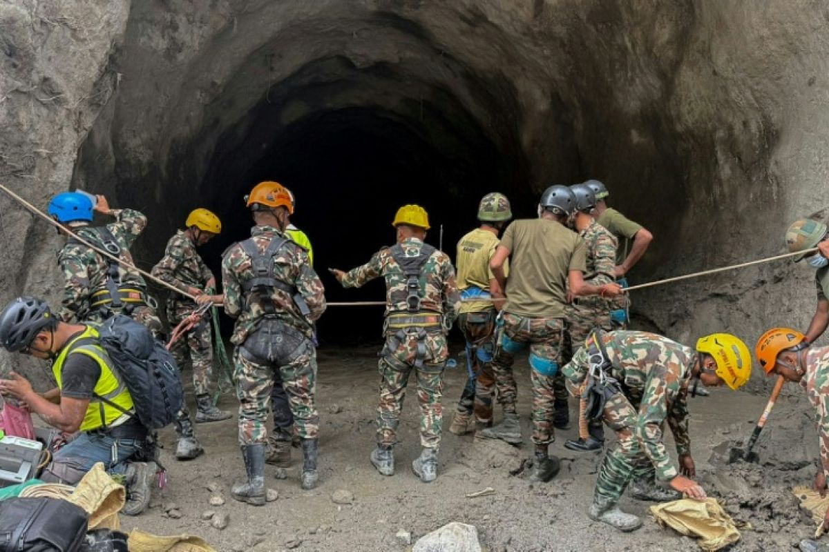 Au Népal, les sauveteurs refusent de renoncer à retrouver des vivants dans les tunnels engloutis