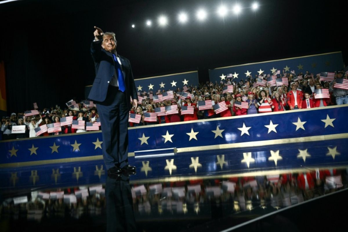 Donald Trump joue son va-tout sur son nom avant des midterms mal engagées