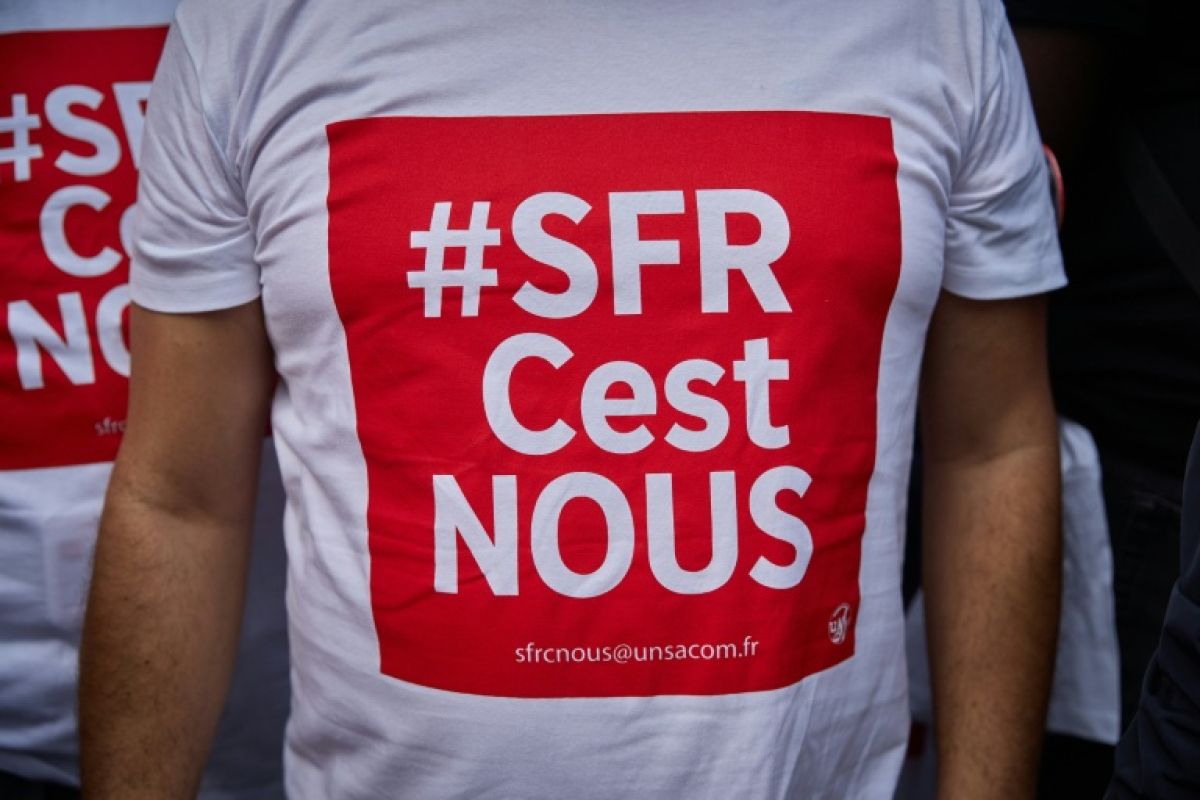 Chez SFR, la vente qui fait descendre les salariés dans la rue
