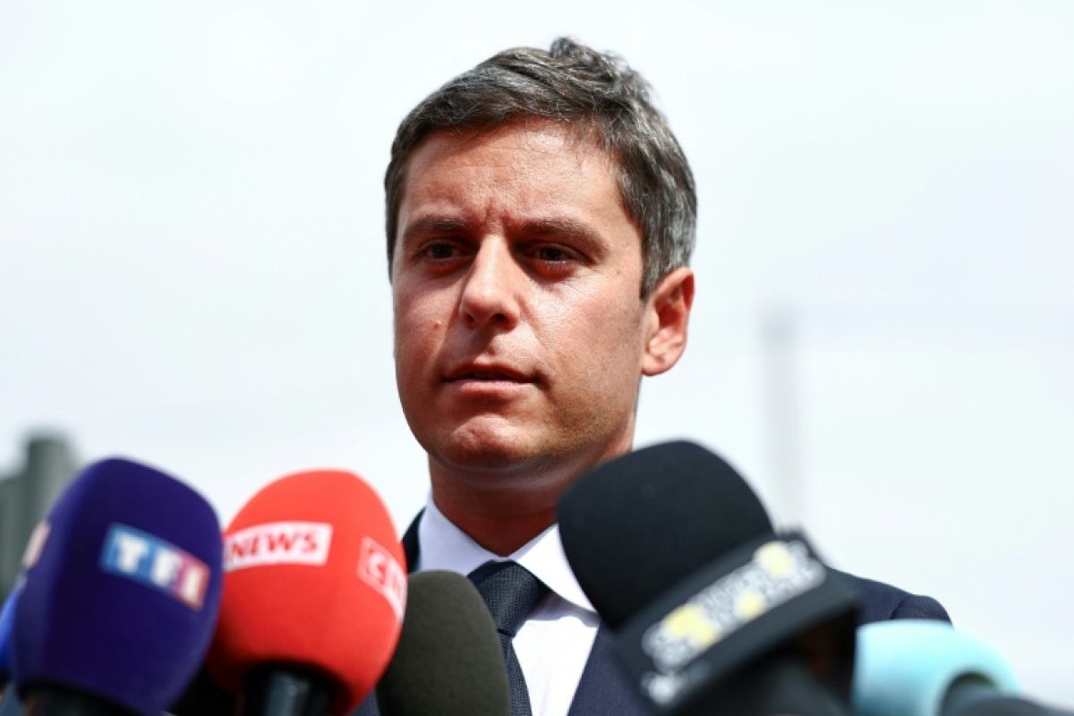 Attal fait de l'école sa priorité et revendique de couper dans le social pour mieux payer les profs