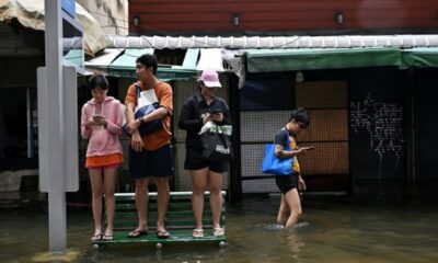 Bangkok sous les eaux, des milliers d'habitants se réfugient et les magasins se vident