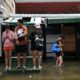 Bangkok sous les eaux, des milliers d'habitants se réfugient et les magasins se vident