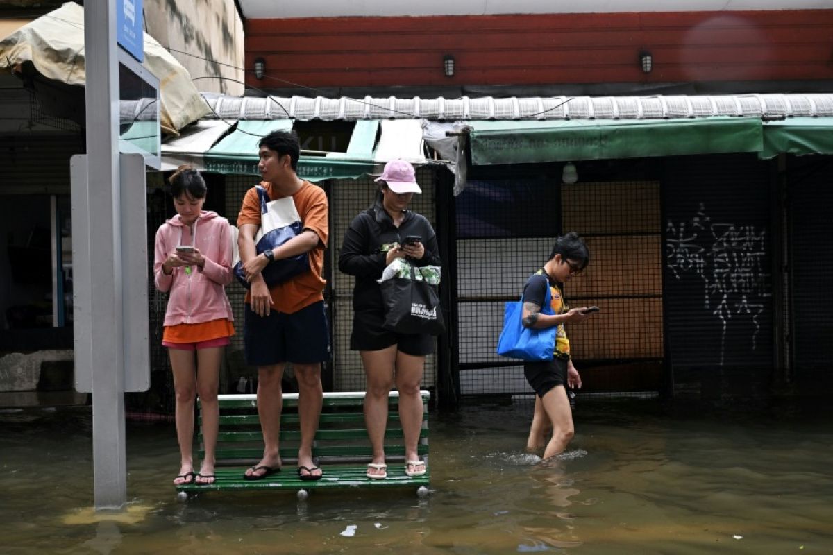 Bangkok sous les eaux, des milliers d'habitants se réfugient et les magasins se vident
