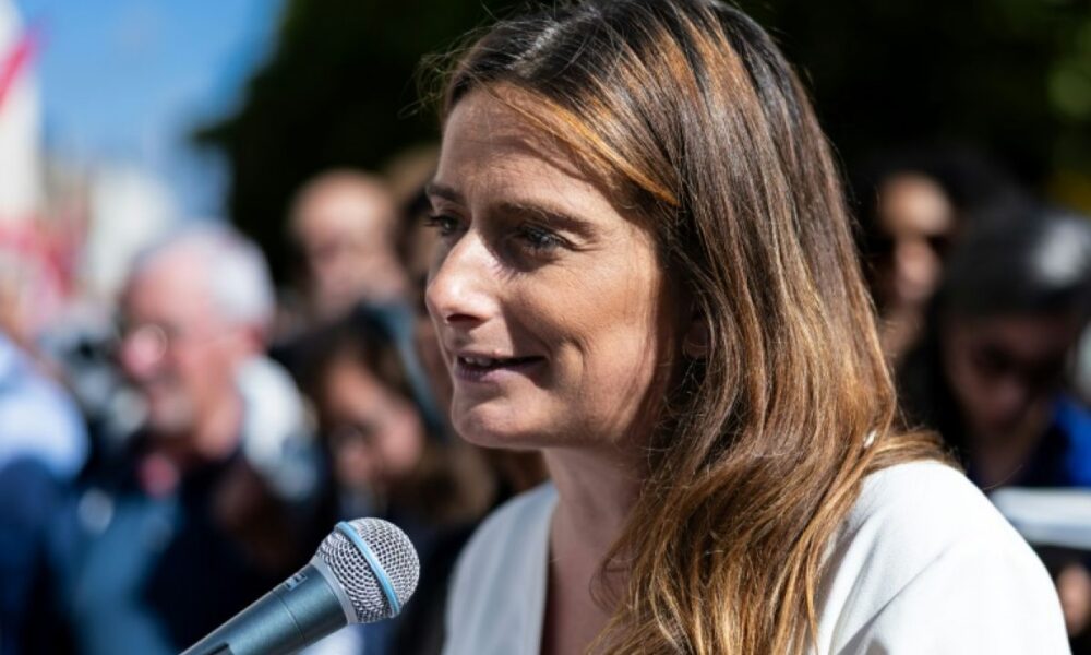 Un landau dans le cortège, Marine Tondelier avance entre climat et maternité