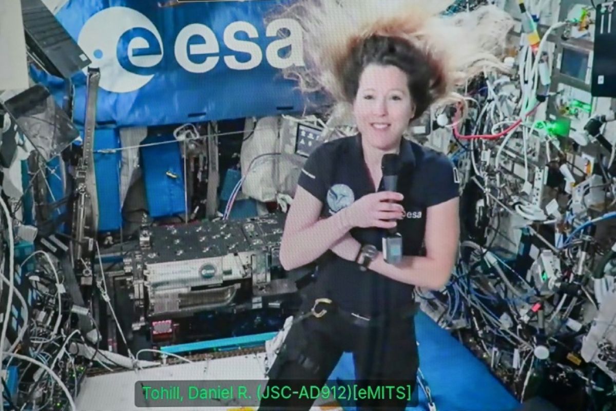 Depuis l'ISS, Sophie Adenot envoie un message aux écoliers et raconte l'ivresse du vide spatial