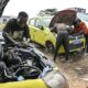 Des millions d'Africains construisent leur avenir hors des règles