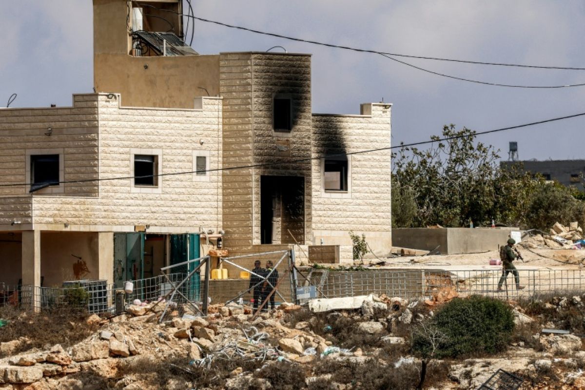 Des colons déferlent sur un village palestinien pour bloquer le retour d'une famille chez elle