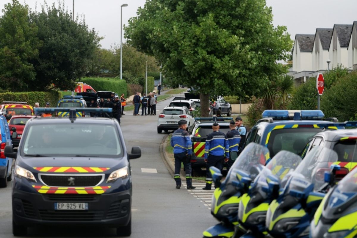 Une femme tuée par balles et son fils blessé, le voisin retranché dans le Finistère