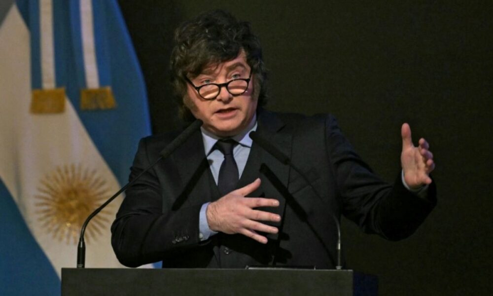 Milei en France pour vendre une Argentine stabilisée mais à bout de souffle