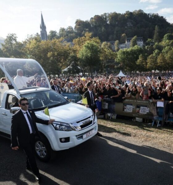 À Lourdes, 150 000 fidèles autour d'un pape qui vient chercher les plus fragiles