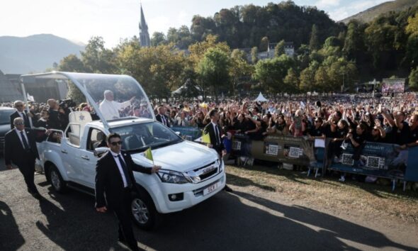 À Lourdes, 150 000 fidèles autour d'un pape qui vient chercher les plus fragiles