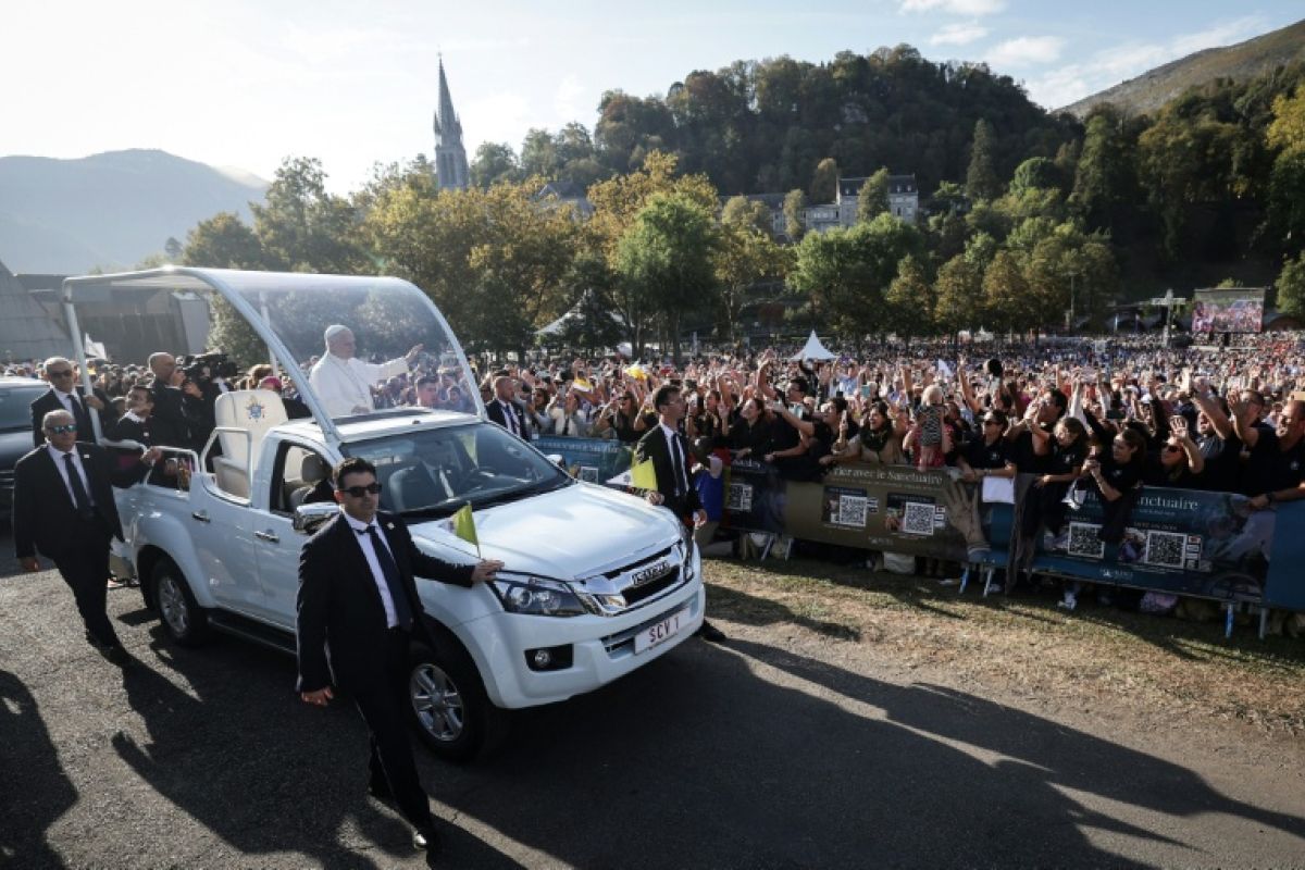 À Lourdes, 150 000 fidèles autour d'un pape qui vient chercher les plus fragiles