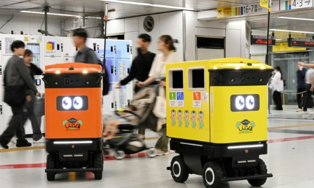 À Tokyo, des poubelles autonomes se faufilent parmi les voyageurs