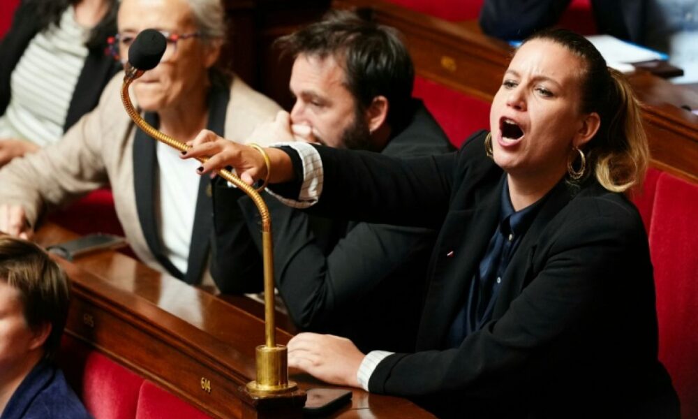 Un député insoumis publie chez Bolloré et ça ne passe pas
