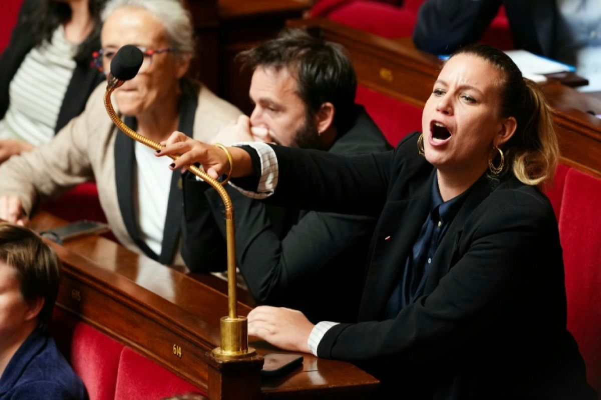 Un député insoumis publie chez Bolloré et ça ne passe pas