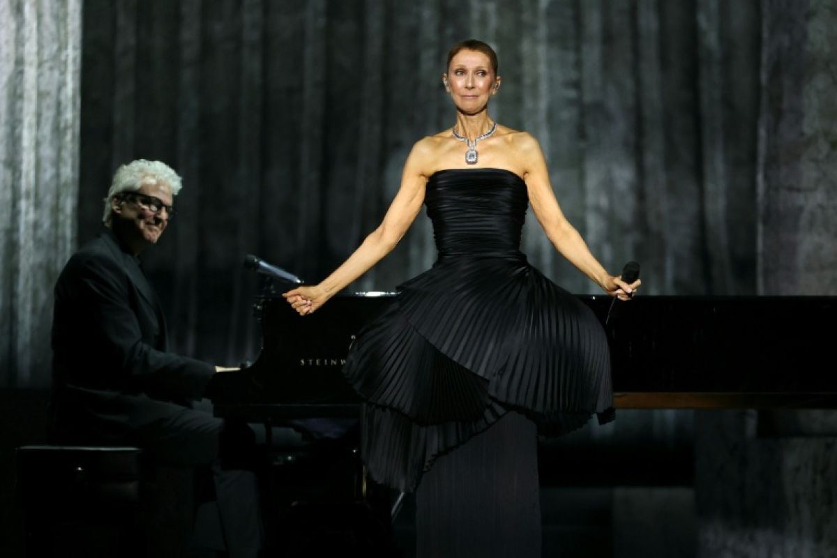 Céline Dion de retour sur scène, en larmes devant 30 000 fans à Nanterre