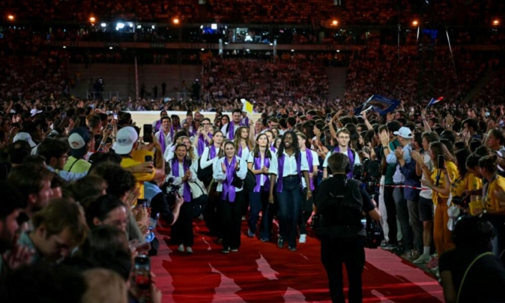 80 000 jeunes catholiques font du bruit au Stade de France avant l'arrivée du pape