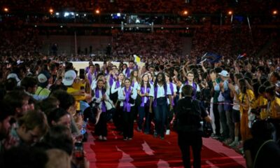 80 000 jeunes catholiques font du bruit au Stade de France avant l'arrivée du pape