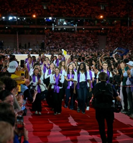 80 000 jeunes catholiques font du bruit au Stade de France avant l'arrivée du pape