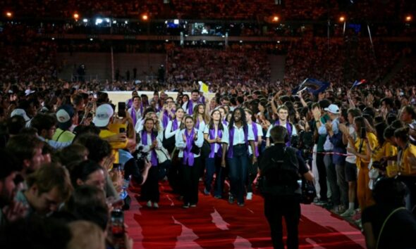 80 000 jeunes catholiques font du bruit au Stade de France avant l'arrivée du pape