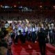80 000 jeunes catholiques font du bruit au Stade de France avant l'arrivée du pape