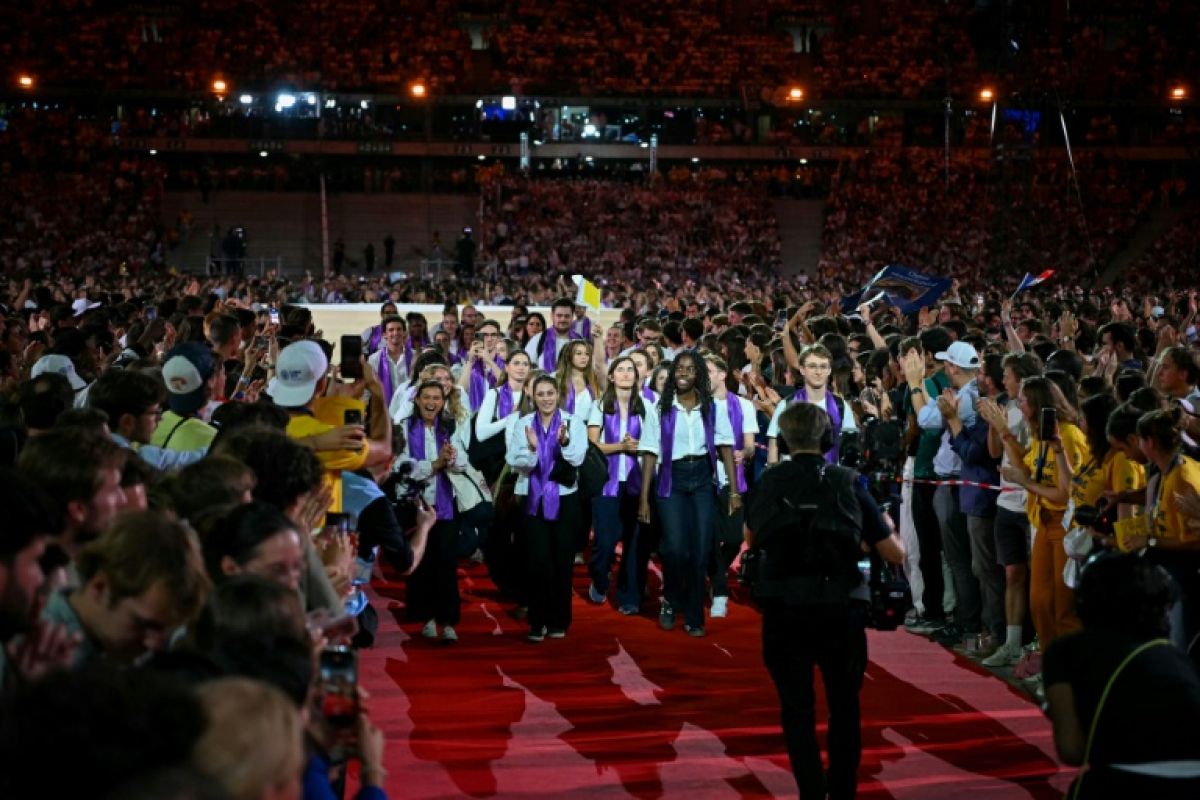 80 000 jeunes catholiques font du bruit au Stade de France avant l'arrivée du pape
