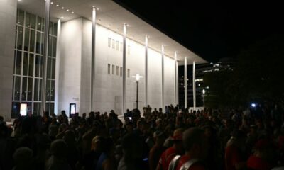 Fermé et dans le viseur de Donald Trump, le Kennedy Center mobilise Washington