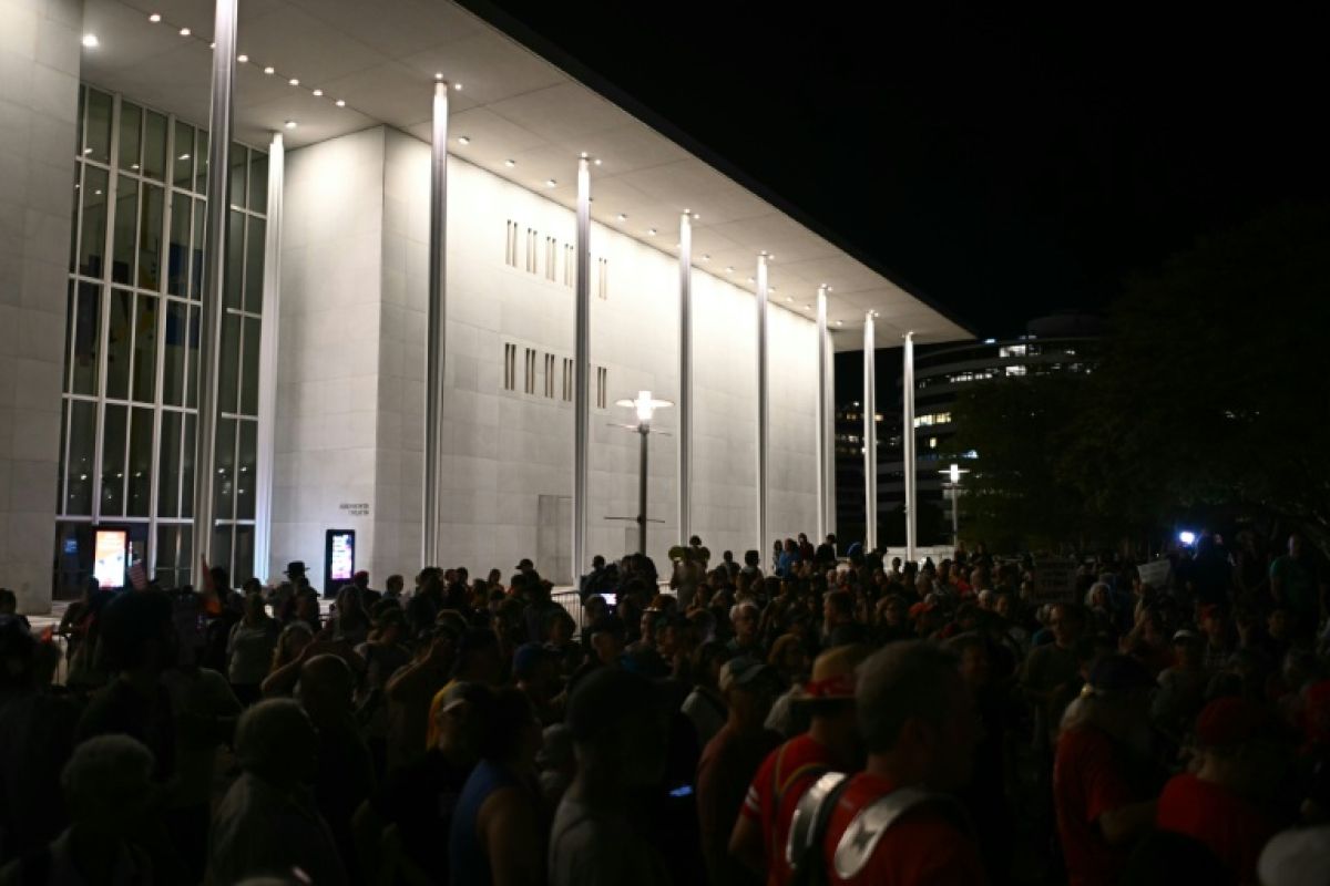 Fermé et dans le viseur de Donald Trump, le Kennedy Center mobilise Washington
