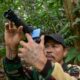 À Bornéo, ils gagnent leur vie en photographiant des orangs-outans