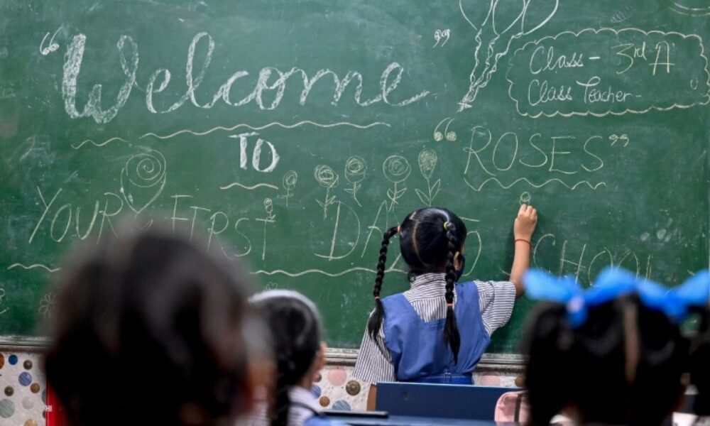 Les catastrophes climatiques éloignent des millions de filles de l'école