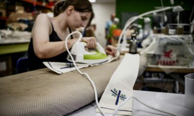 Cinq mille étoles pour le pape, cousues en accéléré dans la Loire