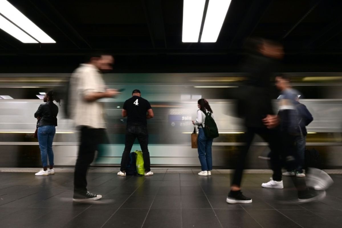 Elle fait fuir l'agresseur d'une passagère du RER C et se voit remettre la médaille du mérite