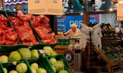 À Kiev, le caddie se remplit au rythme des alertes et des pénuries