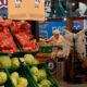 À Kiev, le caddie se remplit au rythme des alertes et des pénuries