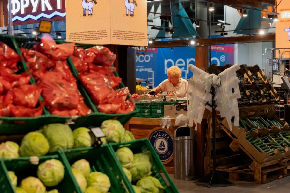 À Kiev, le caddie se remplit au rythme des alertes et des pénuries