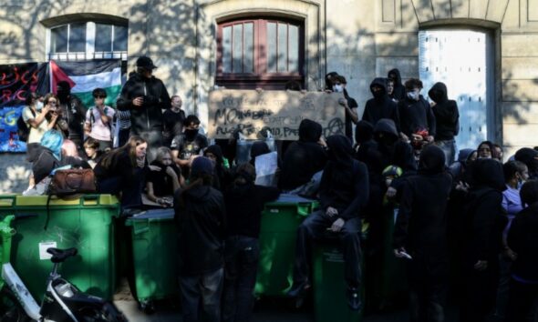Blocages en cascade dans les lycées, une jeunesse qui passe à l'offensive