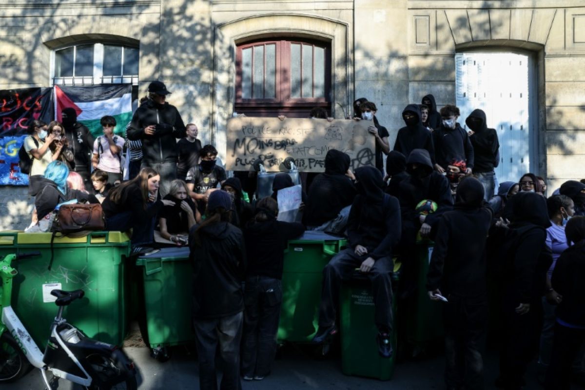 Blocages en cascade dans les lycées, une jeunesse qui passe à l'offensive