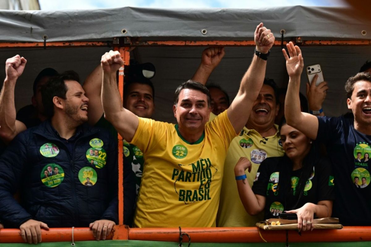 Flavio Bolsonaro transforme en tremplin le scandale qui devait le couler