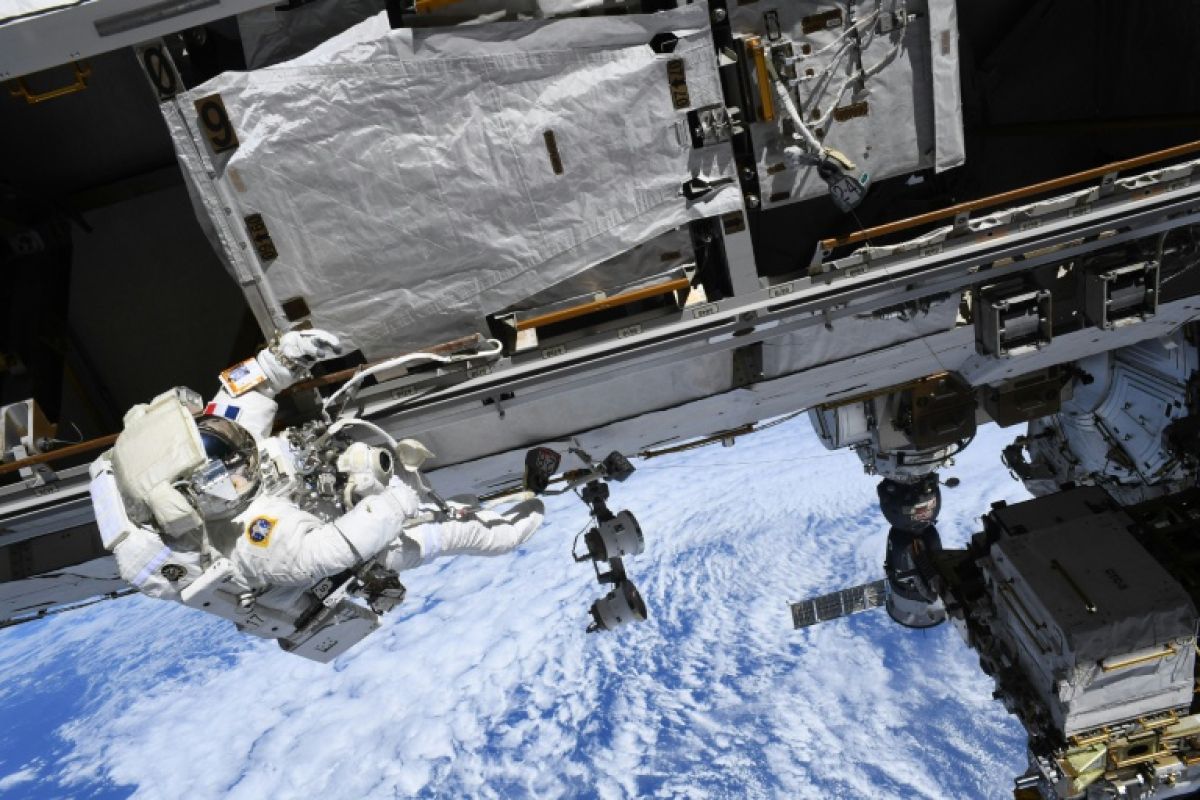 Sophie Adenot boucle sa troisième sortie spatiale avec un duo 100% féminin