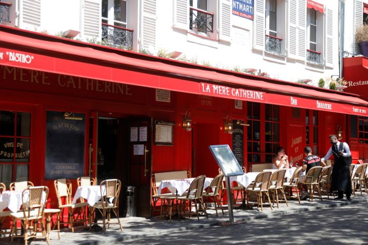 Les services français perdent du terrain en août, la demande vacille et les prix grimpent