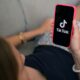 TikTok plie à son tour et plafonne à deux heures le temps d'écran des adolescents